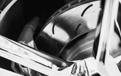 Dlaczego hamulce piszczą – 7 najczęstszych przyczyn i sposoby naprawy