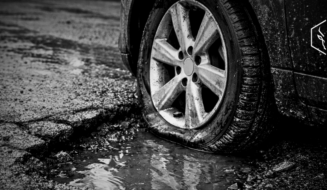 Stuki po wjechaniu w dziurę? Sprawdź, czy nie uszkodziłeś zawieszenia