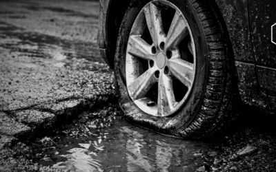 Stuki po wjechaniu w dziurę? Sprawdź, czy nie uszkodziłeś zawieszenia